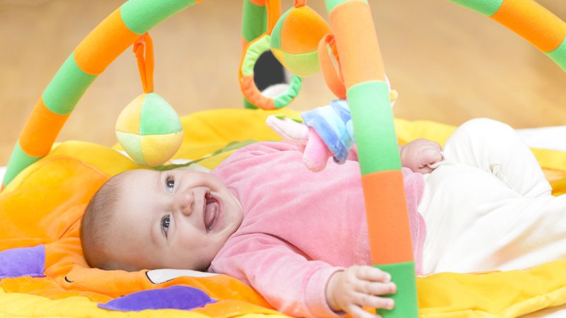 Tapis d'éveil : A partir de quel âge pour votre bébé et jusqu'à quand?